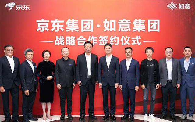 劉強東回國現身:出席京東與如意集團簽約活動