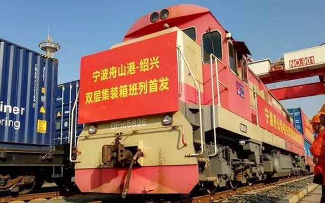 提高貨運能力!國內首條雙層集裝箱海鐵聯運班列開通